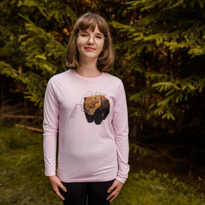 Medvieďa tatranské vie, že ružová je in. Toto tričko s dlhým rukávom tričko sadne chlapcom i dievčatám.