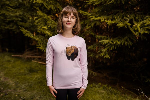 Medvieďa tatranské vie, že ružová je in. Toto tričko s dlhým rukávom tričko sadne chlapcom i dievčatám.
