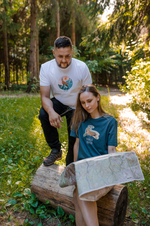 Veselá tatranská terénkoza, ktorá si odskočila na naše tričká. Symbol Tatier a obľúbený fotoobjekt všetkých turistov. Tričko príjemnej modrej farby je vyrobené z GOTS certifikovanej 100 % organickej bavlny.