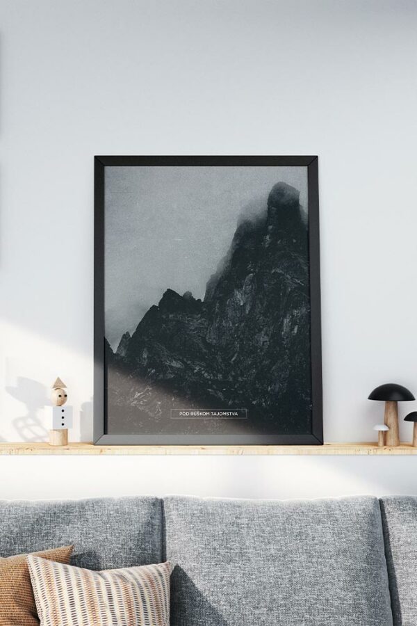 Štíty Vysokých Tatier zahalené v hmle. Poster krásnych tatrasnkých štítov u vás doma.