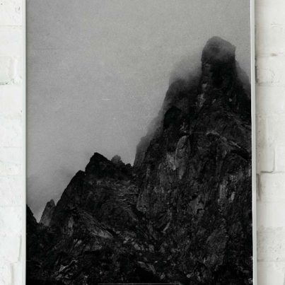 Štíty Vysokých Tatier zahalené v hmle. Poster krásnych tatrasnkých štítov u vás doma.