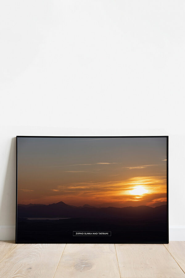 Poster, kde vidíte západ slnka nad Tatrami.