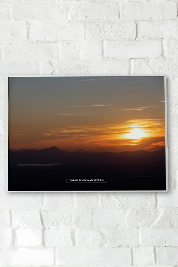 Poster, kde vidíte západ slnka nad Tatrami.