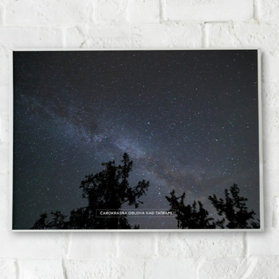 Nočná obloha posiata hviezdami v Tatrách. Poster na vašu stenu.
