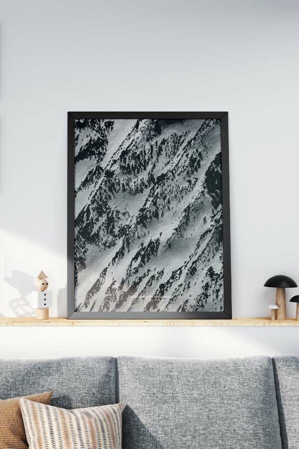 Zasnežené skaly v Tatrách. Poster s motívom prírody a hôr.