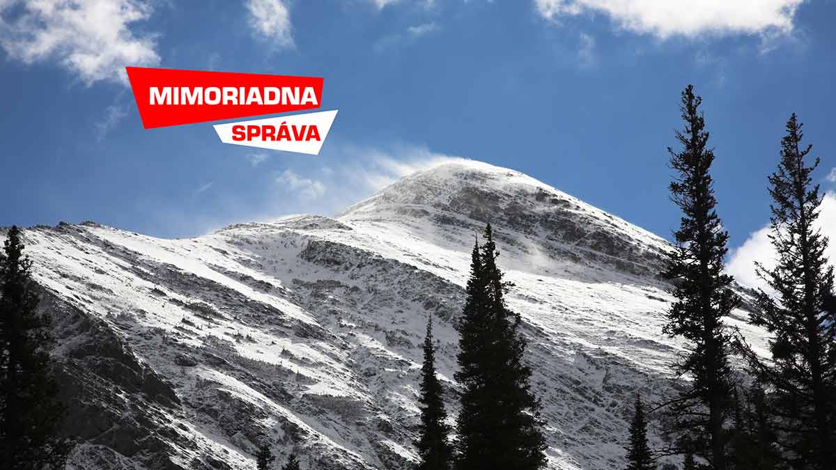Vo Vysokých a Západných Tatrách je vyhlásený tretí stupeň lavínového nebezpečenstva. Pohyb vo vysokohorskom teréne sa neodporúča.