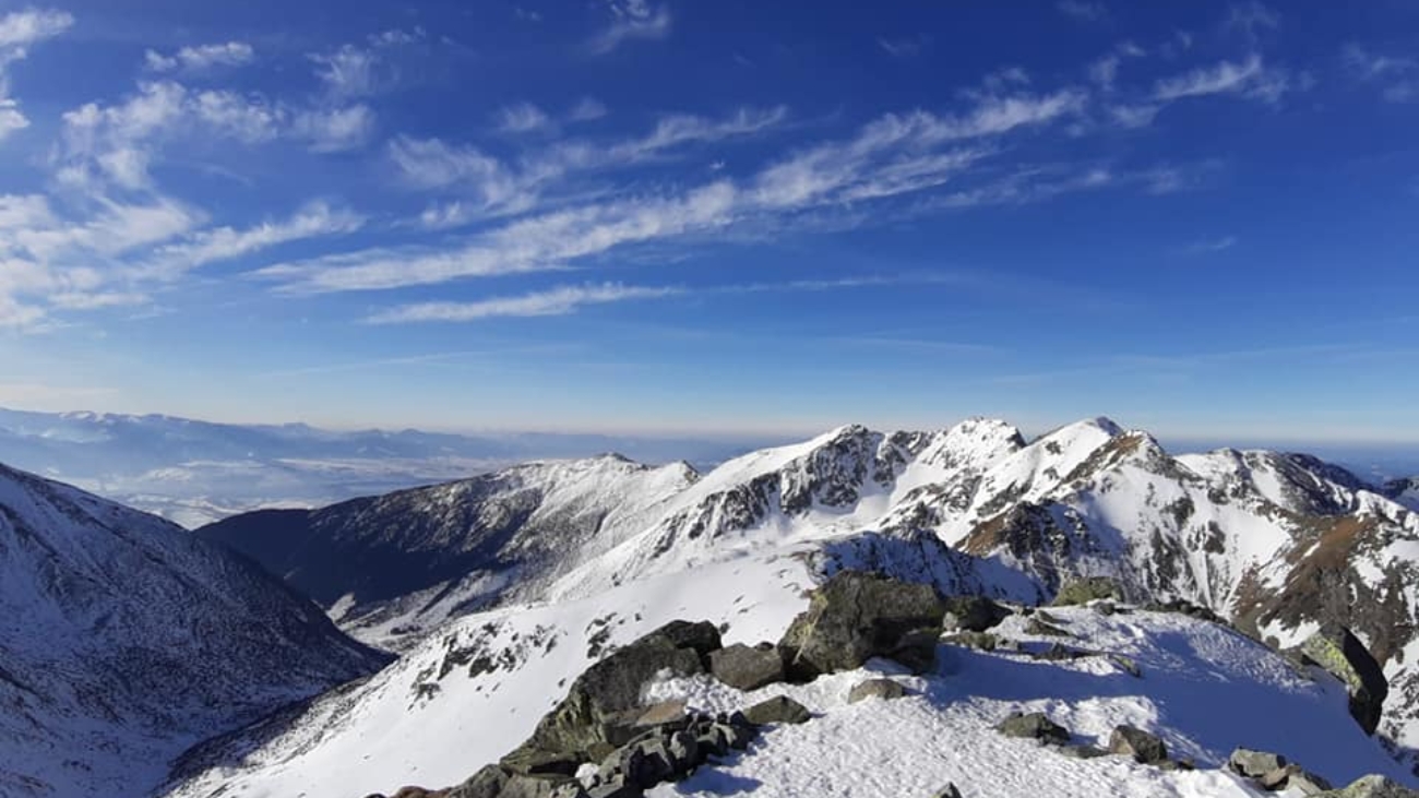 Krásne výhľady zo Západných Tatier z vrcholu Plačlivô. Skialpová sezóna je v plnom prúde.