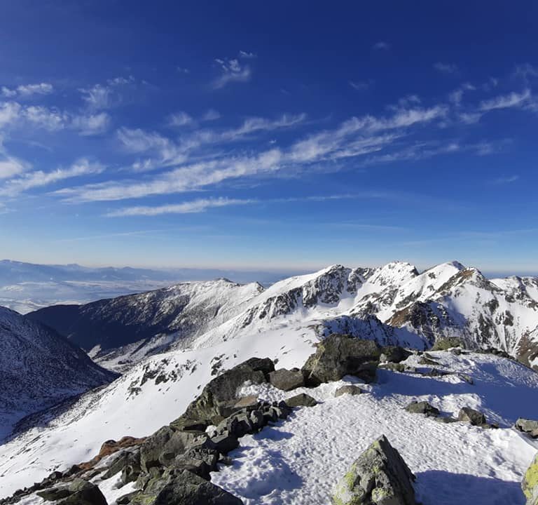 Krásne výhľady zo Západných Tatier z vrcholu Plačlivô. Skialpová sezóna je v plnom prúde.