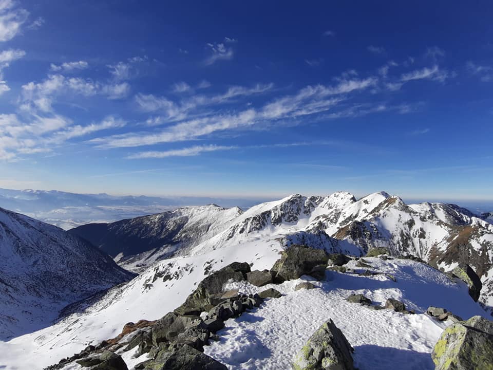 Krásne výhľady zo Západných Tatier z vrcholu Plačlivô. Skialpová sezóna je v plnom prúde.