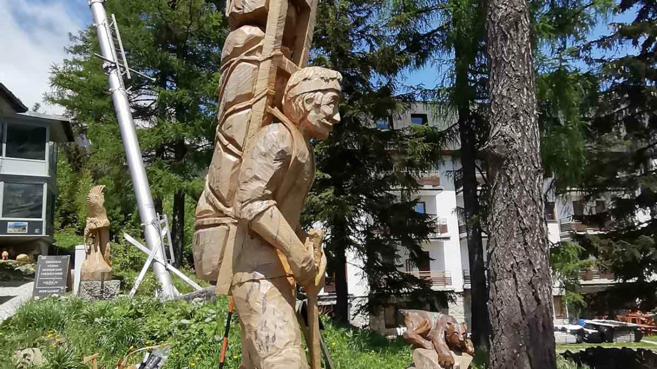 Drevená socha tatranského horského nosiča