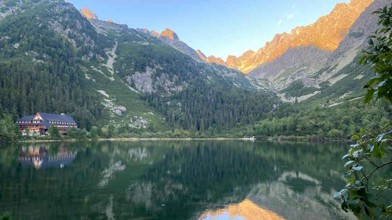 Popradské pleso s odrazom hôr na hladine