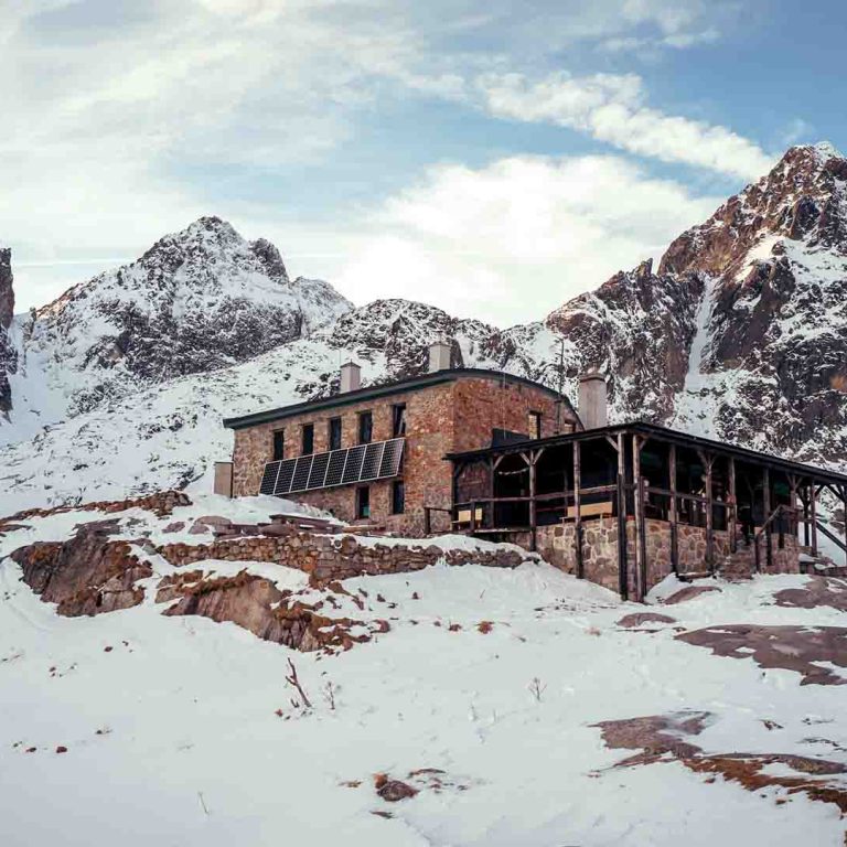 Zasnežená Téryho chata v zime
