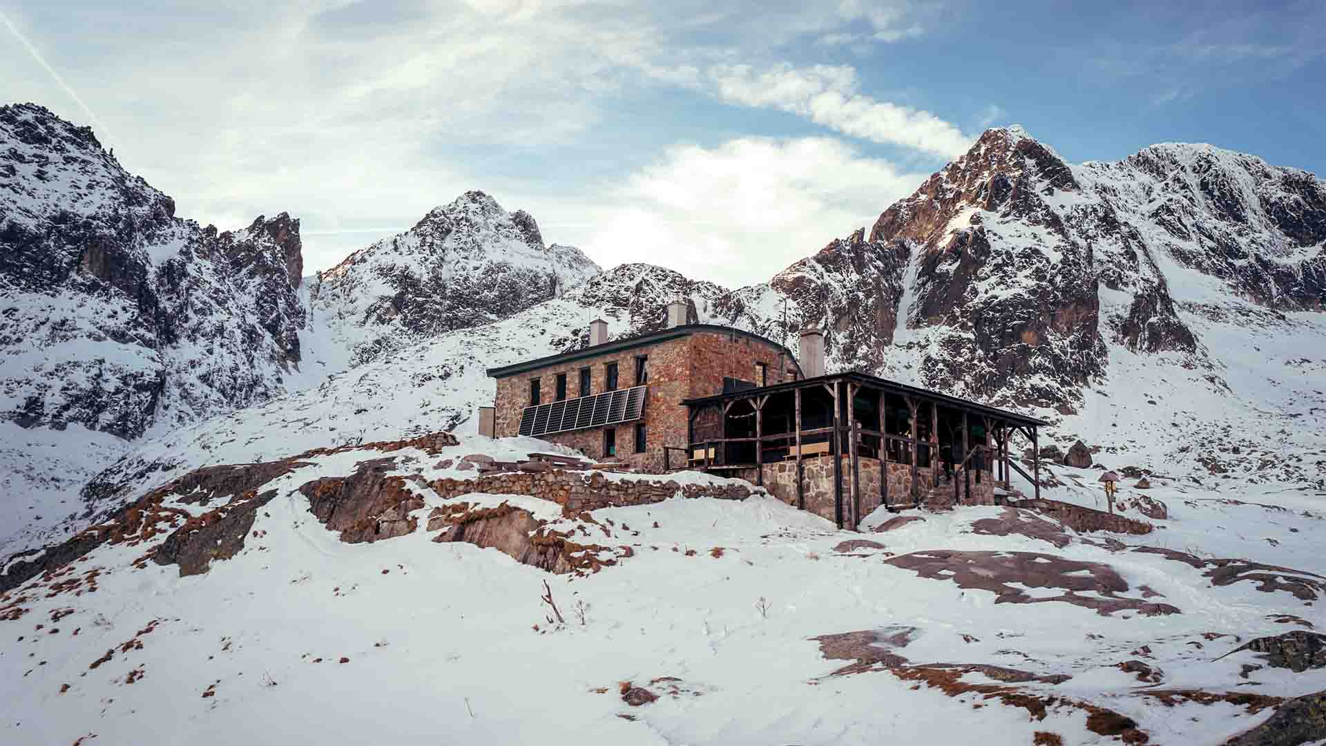 Zasnežená Téryho chata v zime