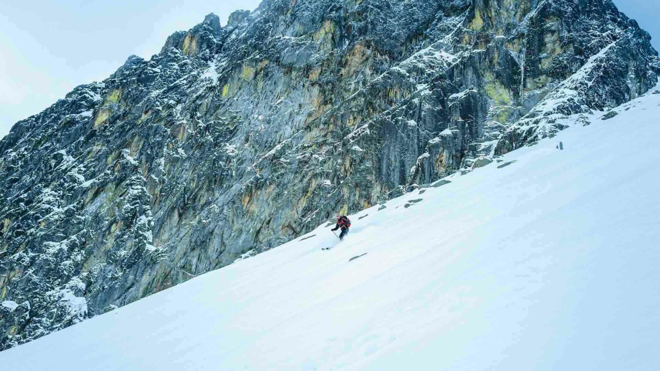 Zjazd skialpinistu vo Veľkej studenej doline