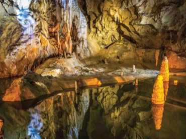 Belianska jaskyňa je známa bohatým výskytom kalcitovej sintrovej výplne