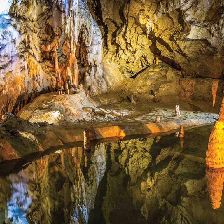 Belianska jaskyňa je známa bohatým výskytom kalcitovej sintrovej výplne