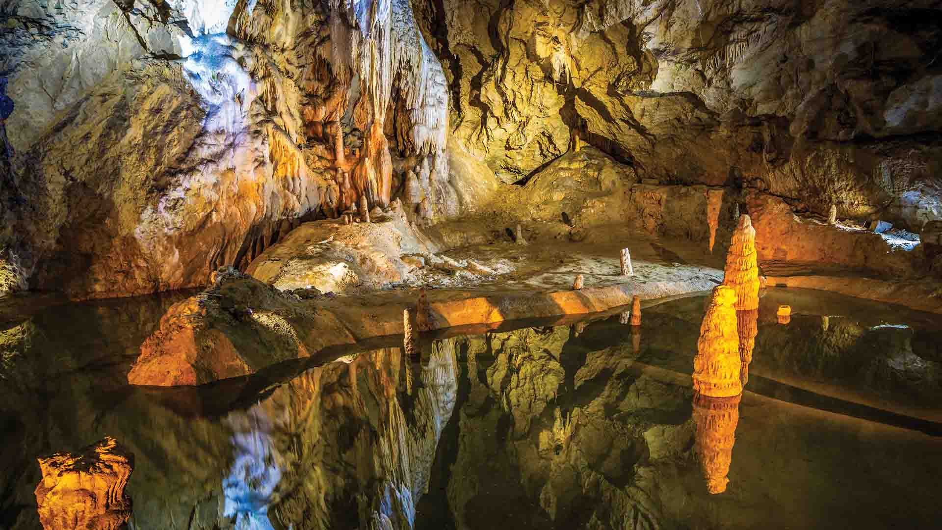Belianska jaskyňa je známa bohatým výskytom kalcitovej sintrovej výplne