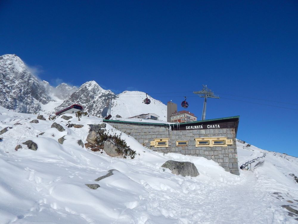 Skalnatá chata sa nachádza v nadmorskej výške 1 751 m