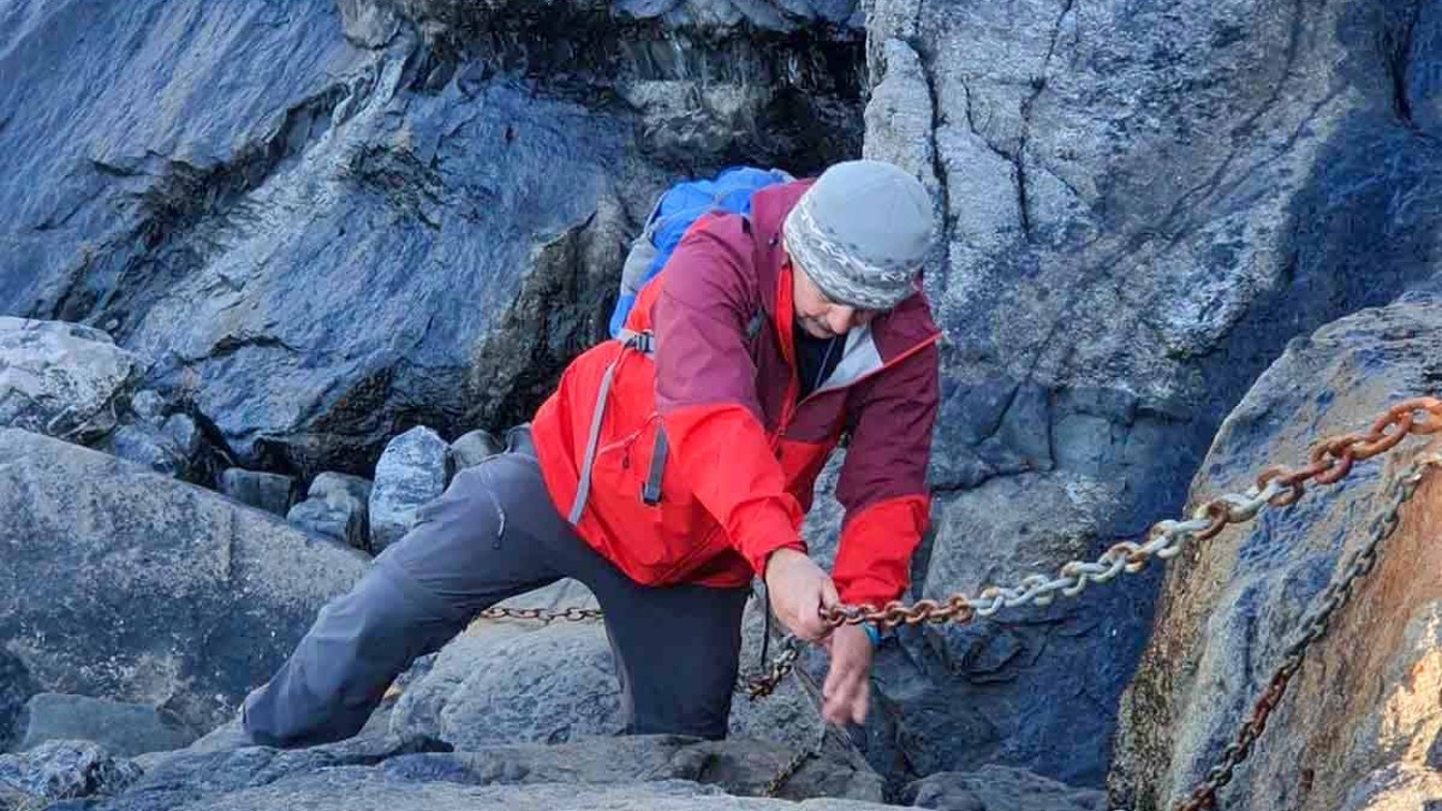 Jeho život je spätý s horami. Od 80. rokov je aktívnym horolezcom, v súčasnosti vedie k tejto činnosti aj deti.