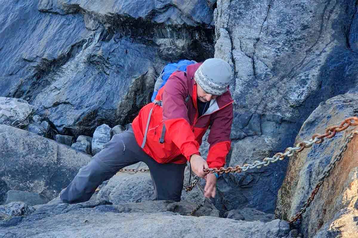 Jeho život je spätý s horami. Od 80. rokov je aktívnym horolezcom, v súčasnosti vedie k tejto činnosti aj deti.