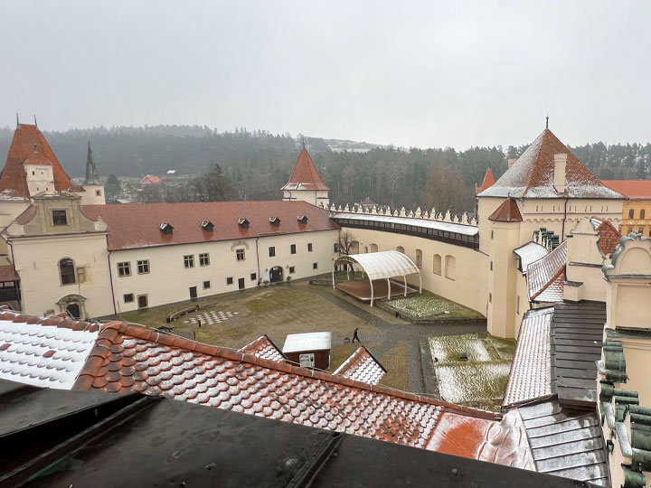 Pohľad z veže na Kežmarský hrad a jeho nádvorie. Foto: autor.
