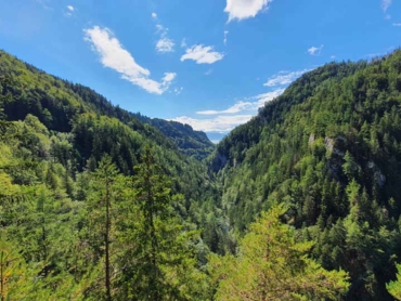 Kvačianska dolina leží v regióne Liptov, v Chočských vrchoch.