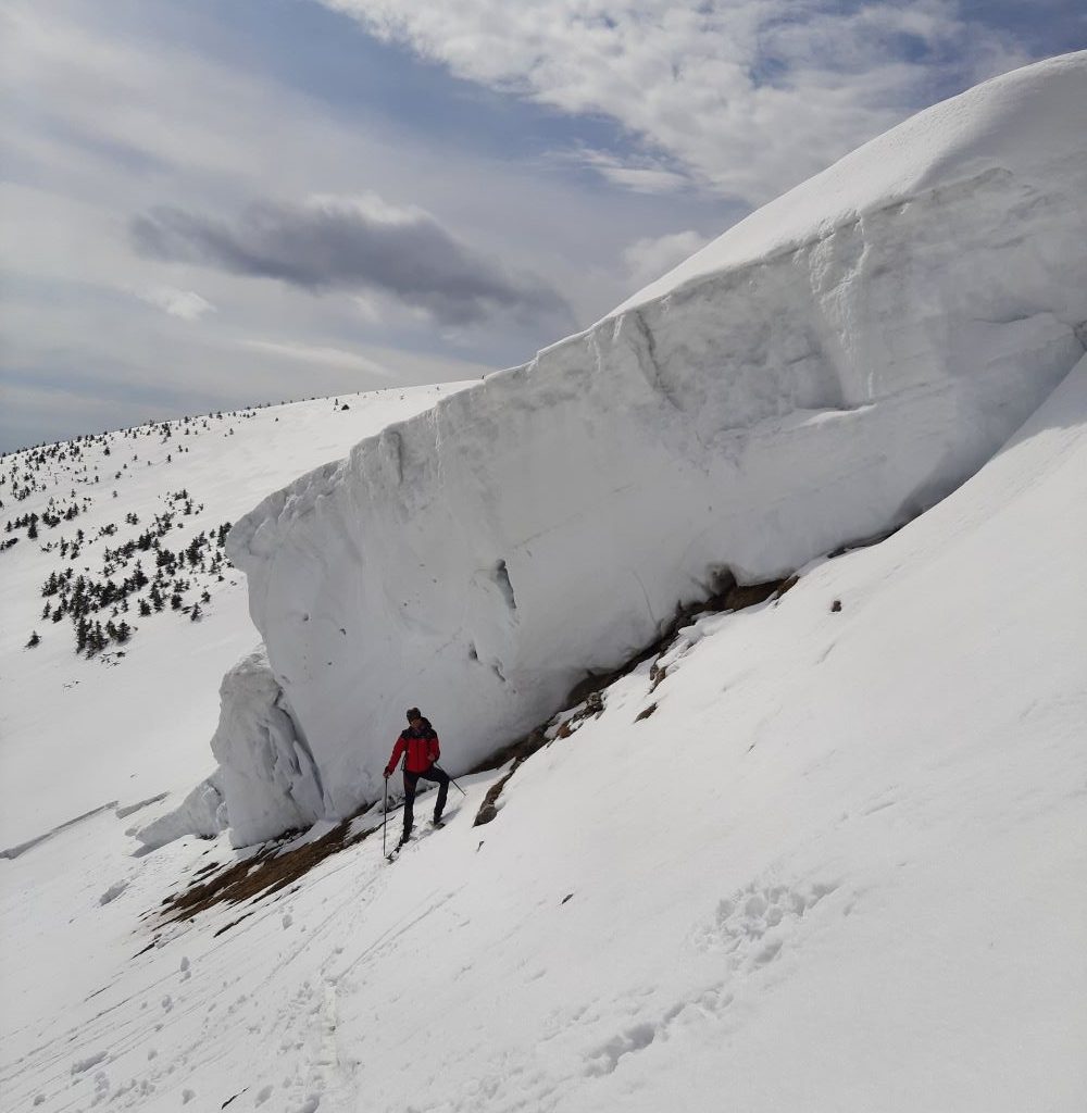 Špecialisti pri kontrole lavínovej lokality