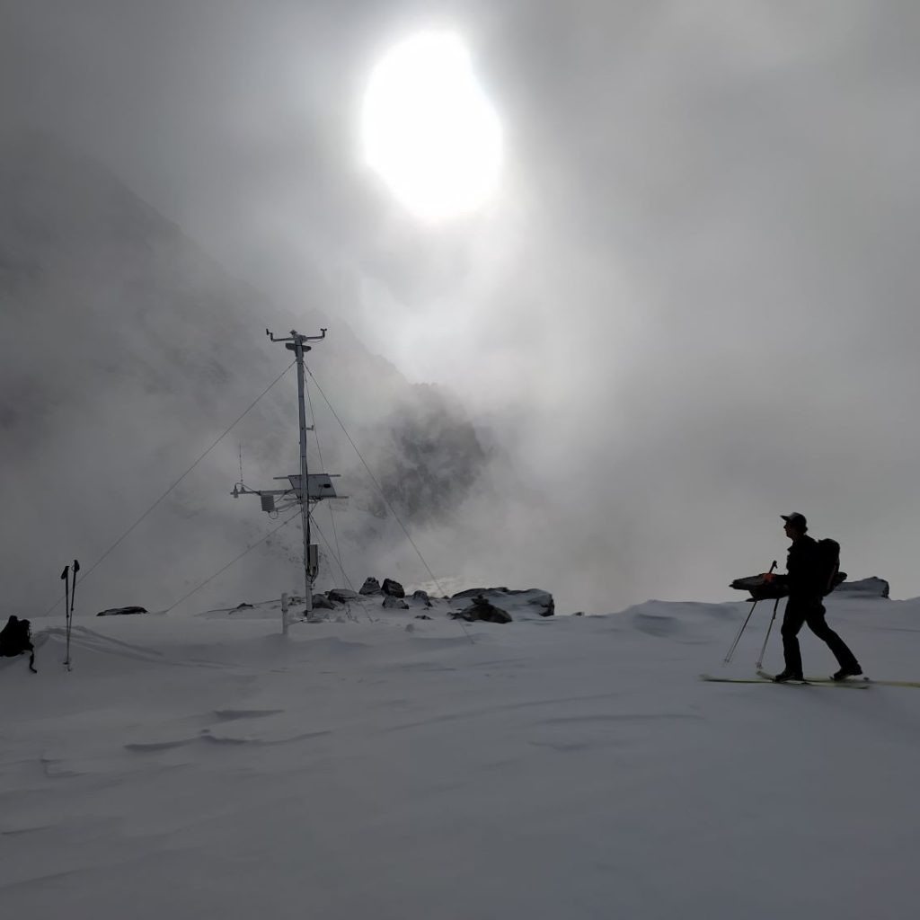Lavínoví špecialisti pri kontrole meteostanice