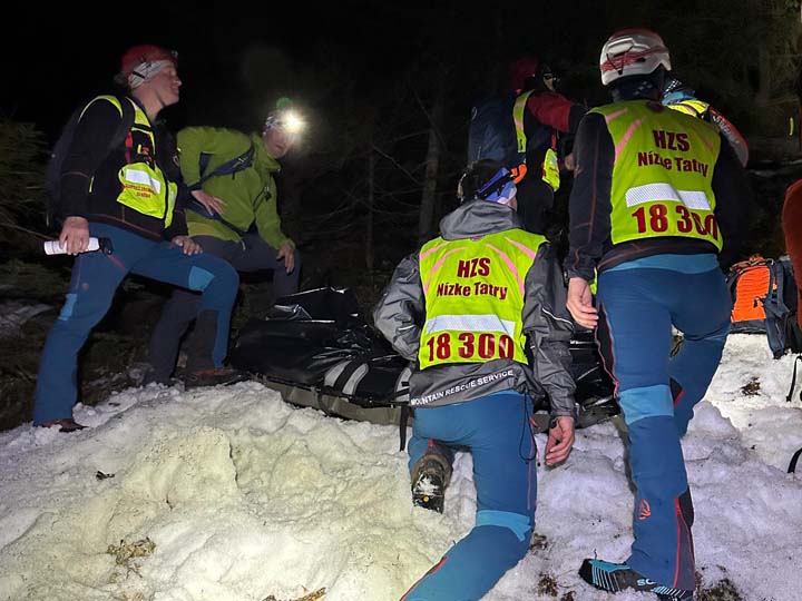 Zásah Horskej záchrannej služby v piatok 15. 3. po útoku medveďa na dvojicu turistov v Nízkych Tatrách. Foto: Horská záchranná služba.