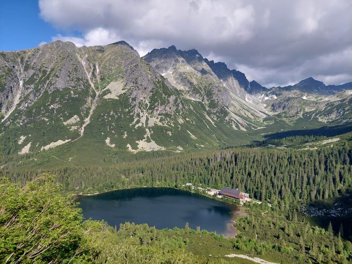 Sedlo pod Ostrvou a ikonický pohľad na Popradské pleso