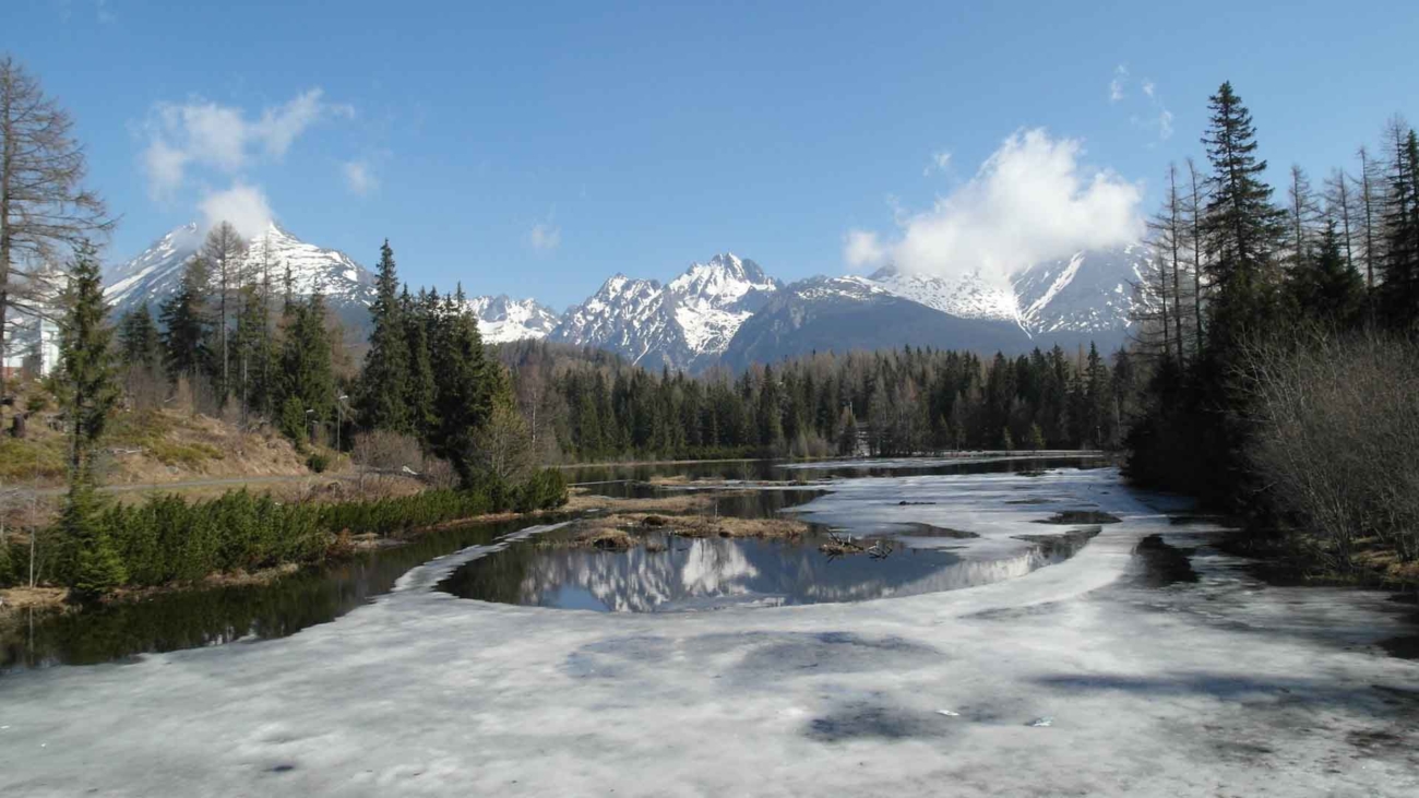 Nové Štrbské pleso sa nachádza pol kilometra juhovýchodne od Štrbského plesa, hlavného turistického centra.