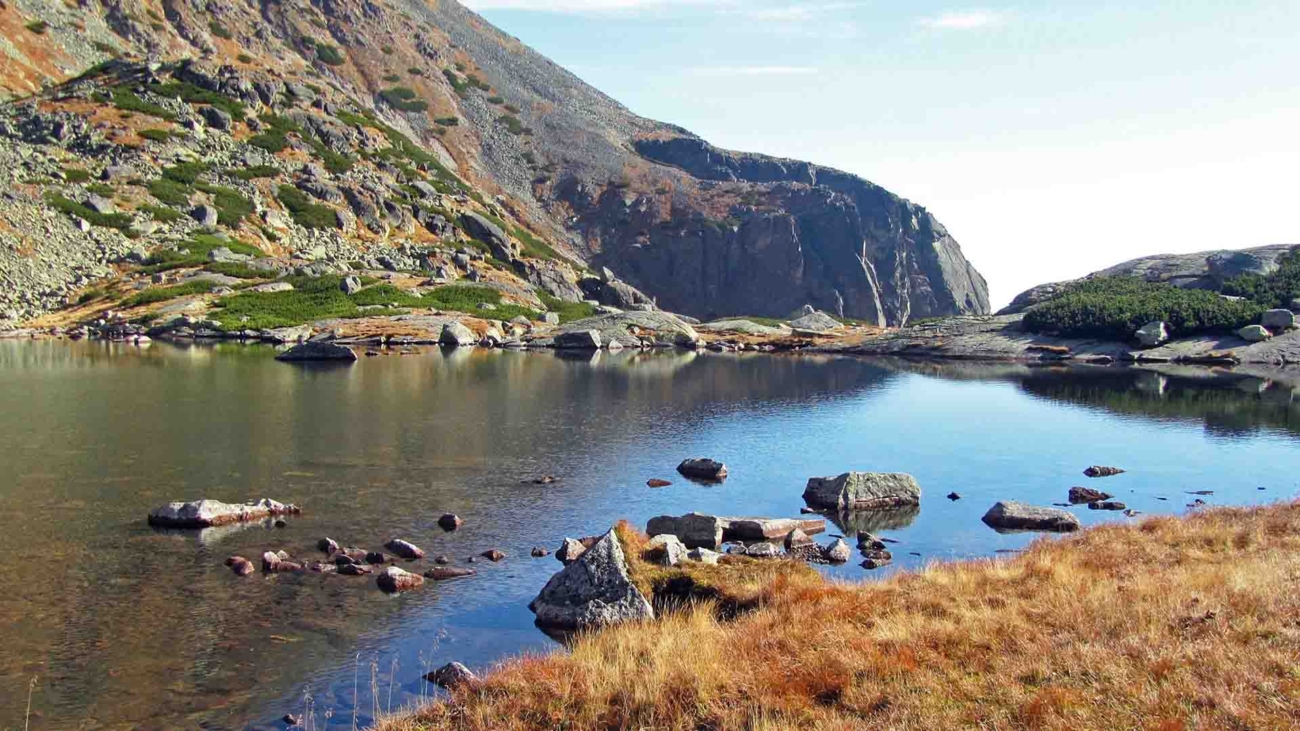 Pleso s nadmorskou výškou 1811 m n. m. leží nad vodopádom Skok