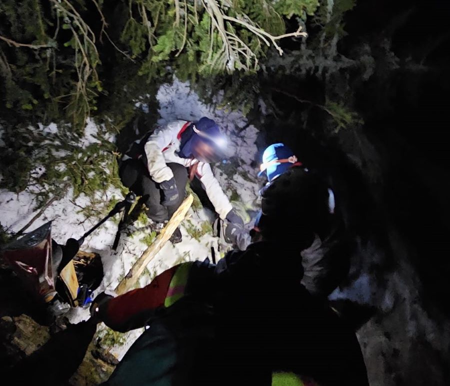 Ku skialpinistom v Krúpovej doline sa záchranári dostali až za tmy.