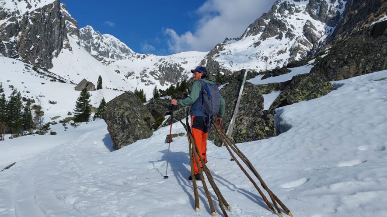 V úseku zeleno značeného turistického chodníka od Zamkovského chaty po Veľký hang v Malej Studenej doline pribudli drevené tyče