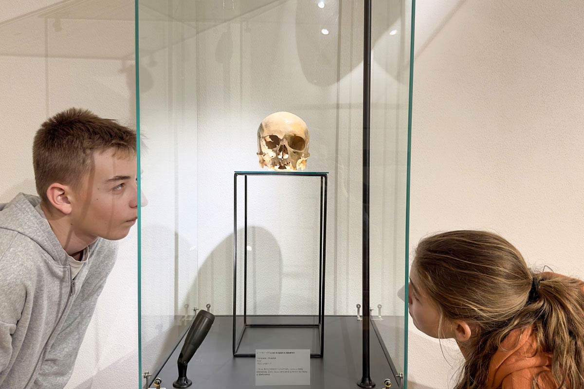 Nález výliatku mozgovne neandertálskej ženy so zvyškami kostného tkaniva v Gánovciach-Hrádku