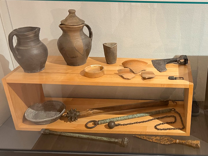 Stredoveké zbrane, náradie a nádoby. Foto: Ľudovít Andok.