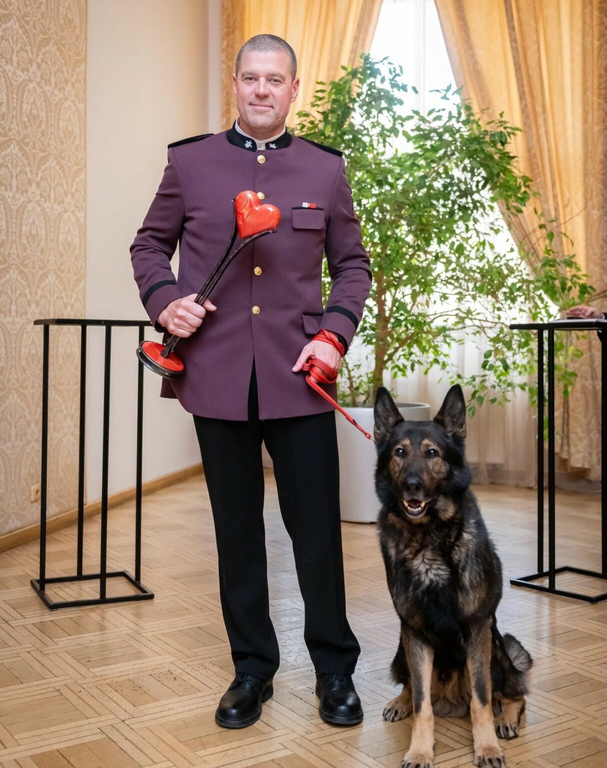 Záchranársky pes Ajax a jeho psovod Július Janiga