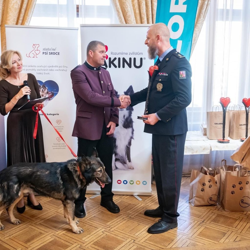 Július Janiga ocenenie preberá z rúk Petra Kozáka, vedúceho Odboru služobnej kynológie a hipológie ČR