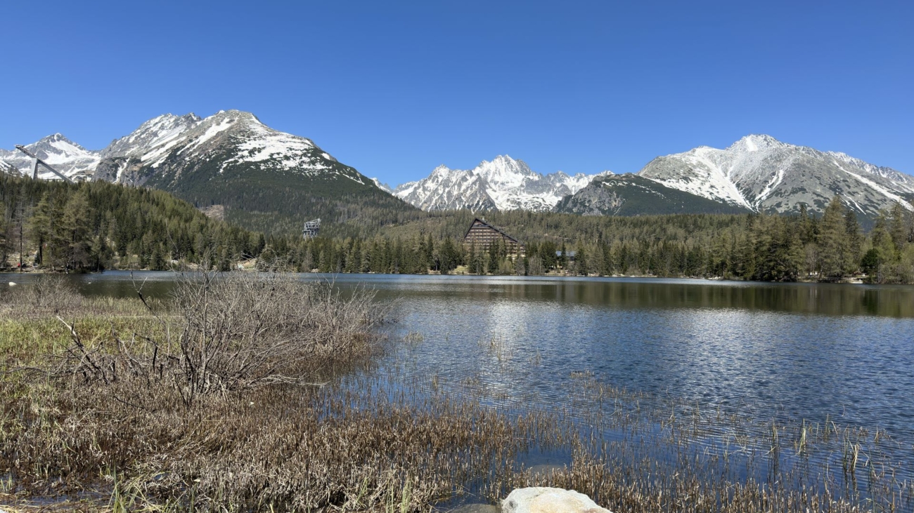 Štrbské pleso pred zajtrajším voľným dňom