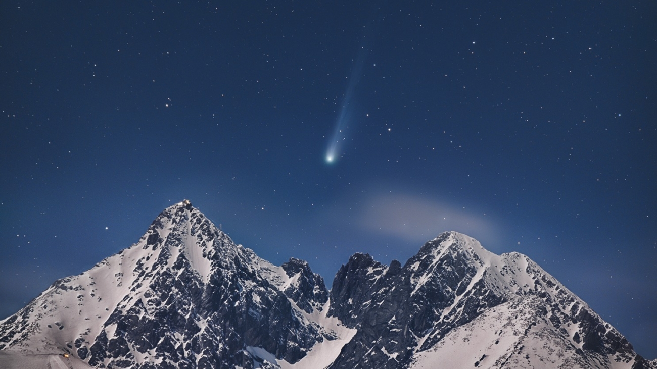Kométa nad Lomnickým a Kežmarským štítom