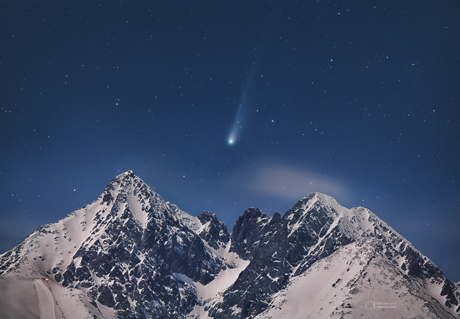 Kométa nad Lomnickým a Kežmarským štítom