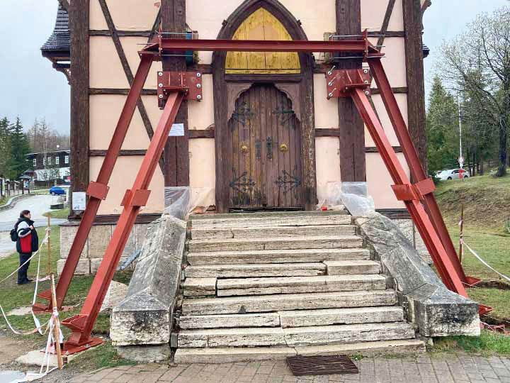 Oceľové podpery pomáhajú držať vežu kostola pred výmenou nosných hranolov. Foto: autor.