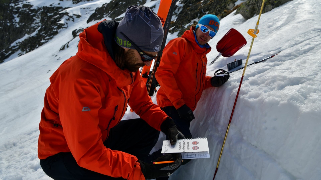 Lavínoví špecialisti pri meraní profilu lavíny