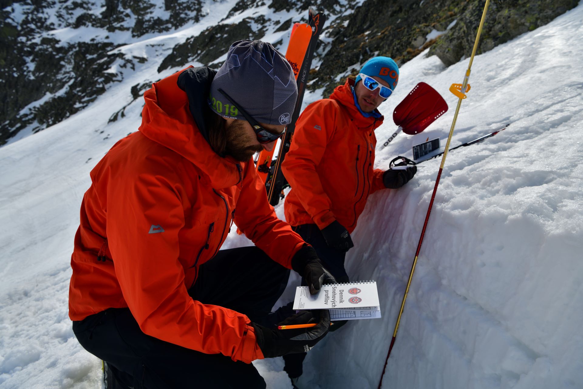 Lavínoví špecialisti pri meraní profilu lavíny