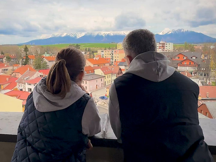 Výhľad na mesto a Tatry z veže Kežmarského hradu. Foto: Gabriela Kinčoková.