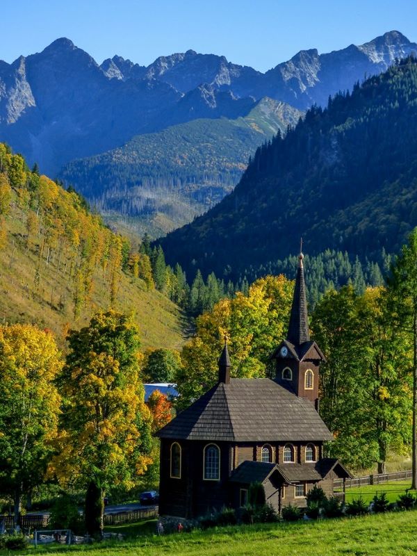 Kostol s výhľadom na Belianske Tatry