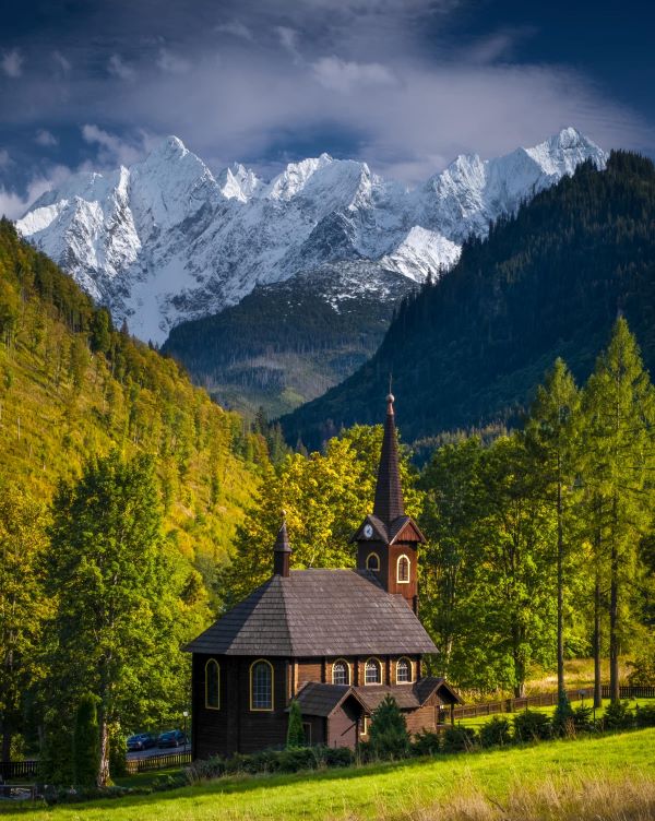Kostolík s mrakmi nad Belianskymi Tatrami