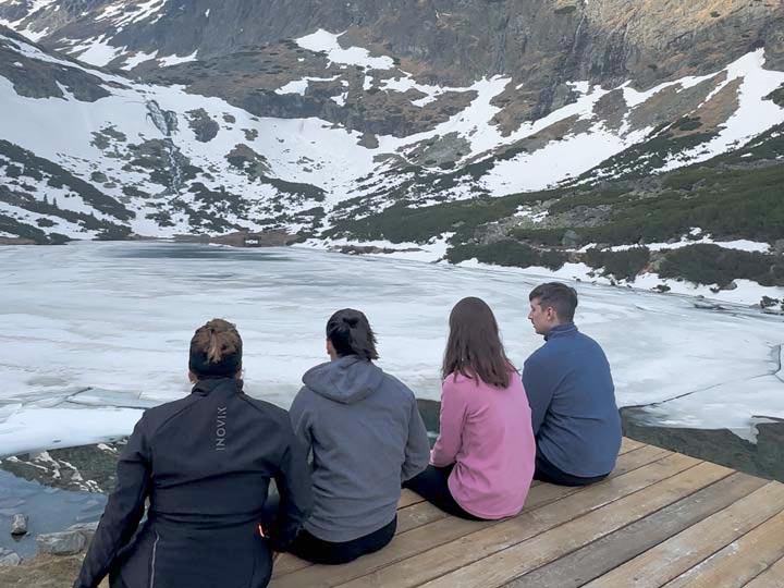 Terasa pri Velickom plese môže byť dobrým miestom aj na jógu. Foto: Gabriela Kinčoková.