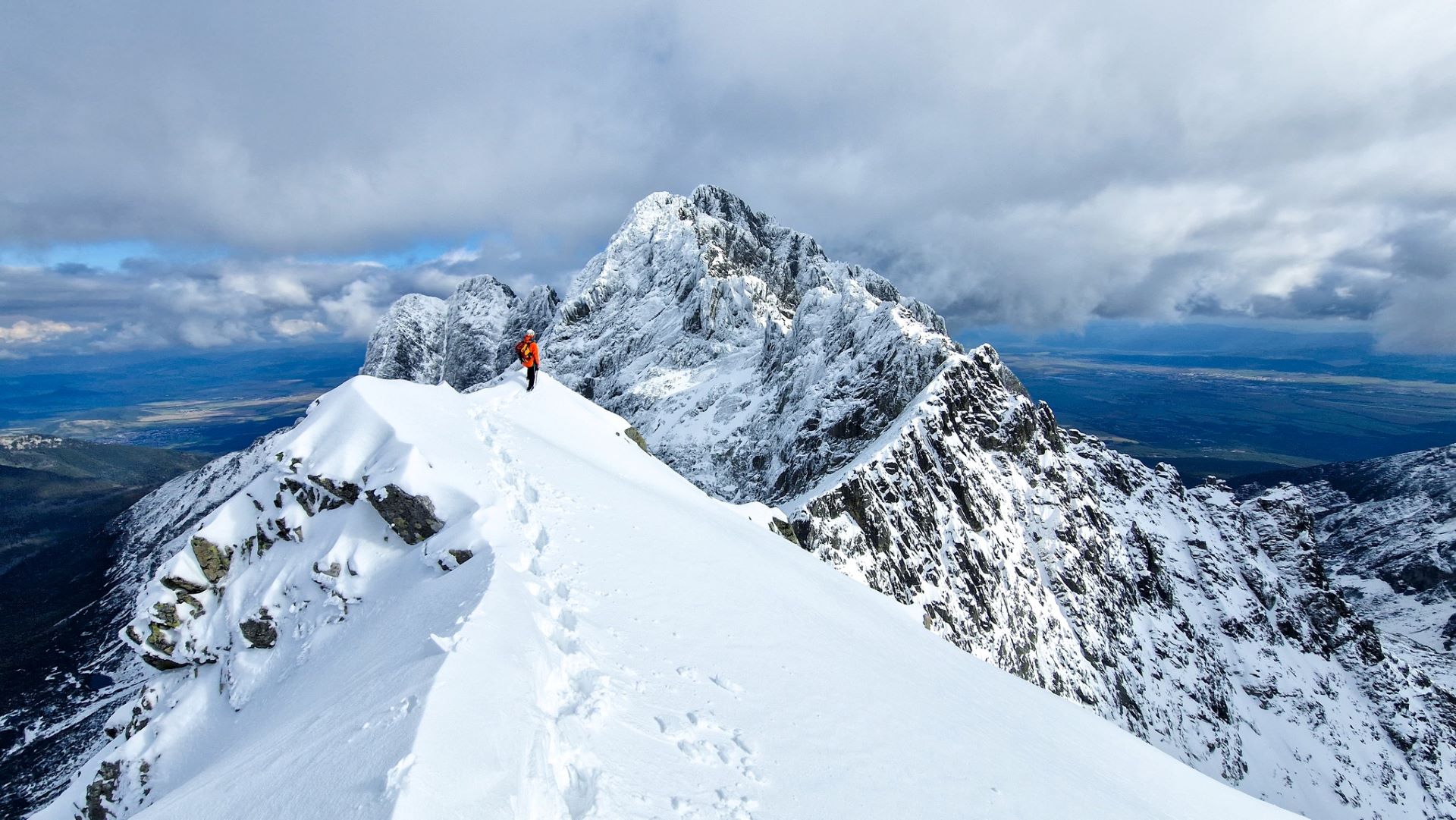 Na vhodnom uskladnení zimného výstroja by malo záležať hlavne turistom, horolezcom a skialpinistom