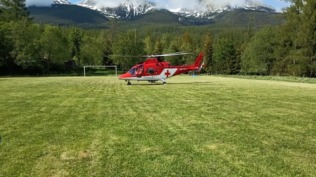 Prvú pomoc zranenej turistke zabezpečovala aj Vrtuľníková záchranná zdravotná služba